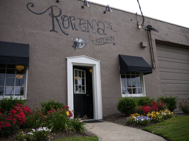 Rowena's Kitchen: Home to tasty cakes!