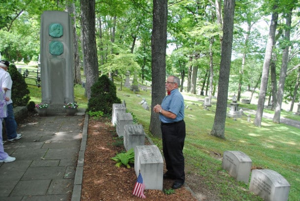 Mark Twain's grave with guide Mark