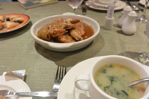 <em>Chamussa</em>, <em>rissóis</em>, <em>caril de camarão e carne de caranguejo</em> and <em>caldo verde</em> soup