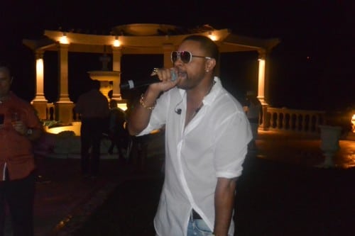 Shaggy singing to us before he walked onto stage