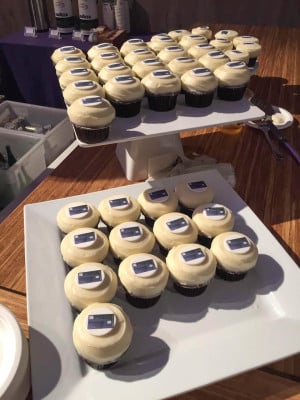 Cupcakes with edible AmEx SPG card in the icing
