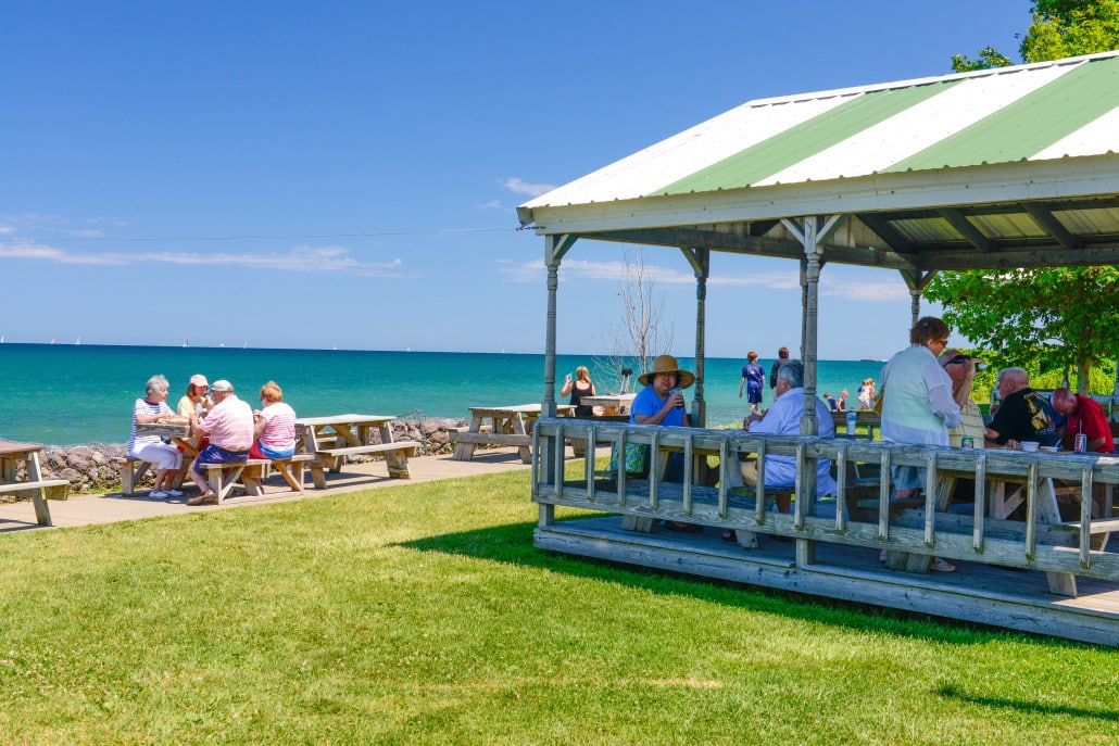 Rudy's Lakeside Drive-In: Its best feature is the outdoor seating and the view of Lake Ontario
