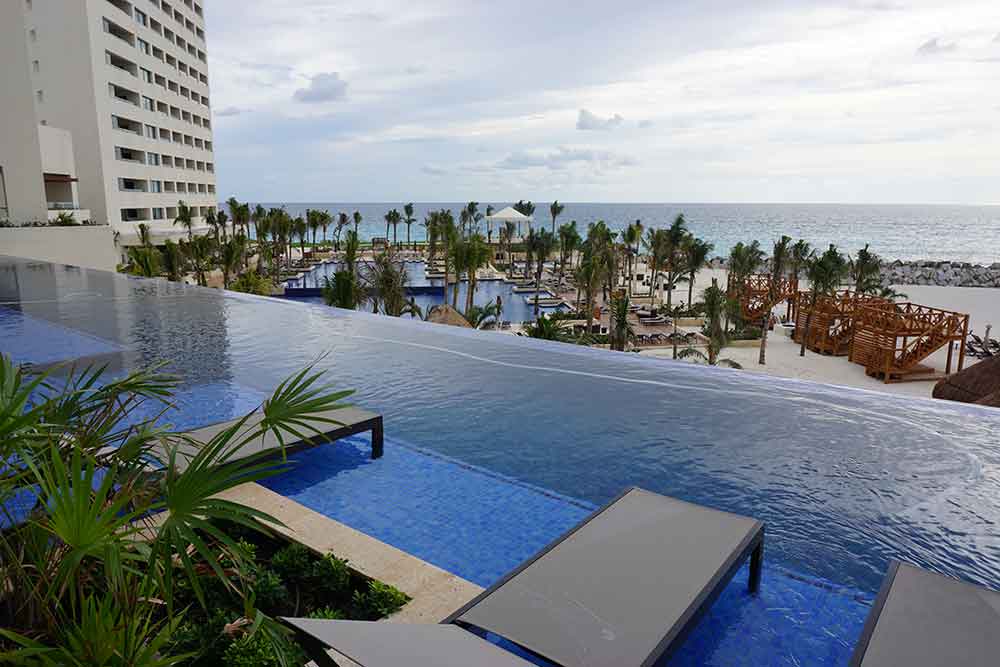 Swim-up pool suites