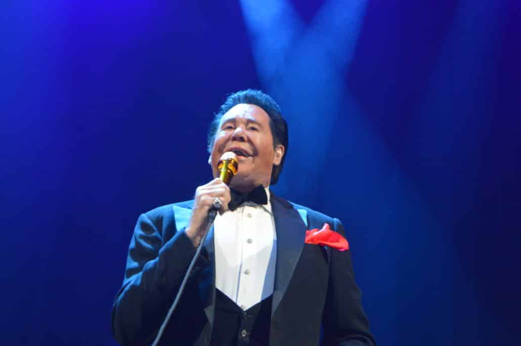 Las Vegas crooner Wayne Newton helps christen the T-Mobile Arena