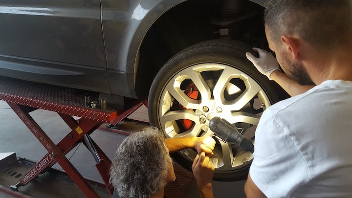 The mechanics in Taranto attempt in vain to remove the wheel
