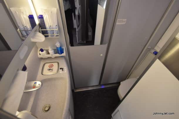 Singapore Airlines 787-10 economy class bathroom