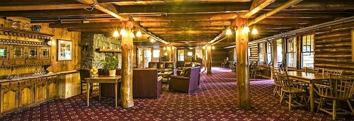 Garnet Hill Lodge’s living room/lobby (Credit: Nancie Battaglia)