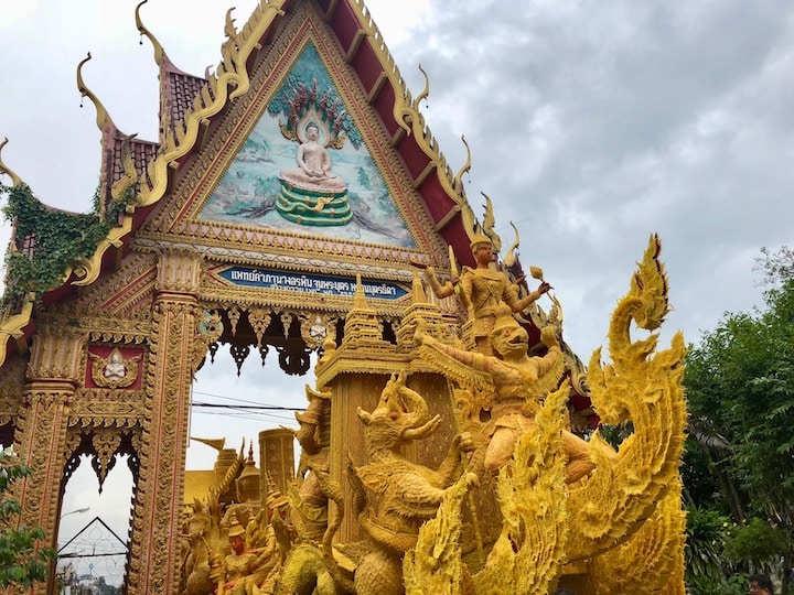 Pulling a wax chariot from the temple archway