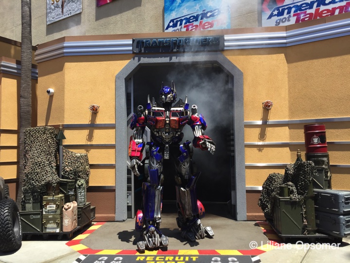 Transformer robot meet-and-greet