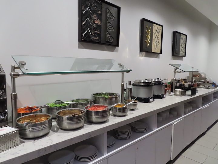 Food options at the United lounge near Gate C7